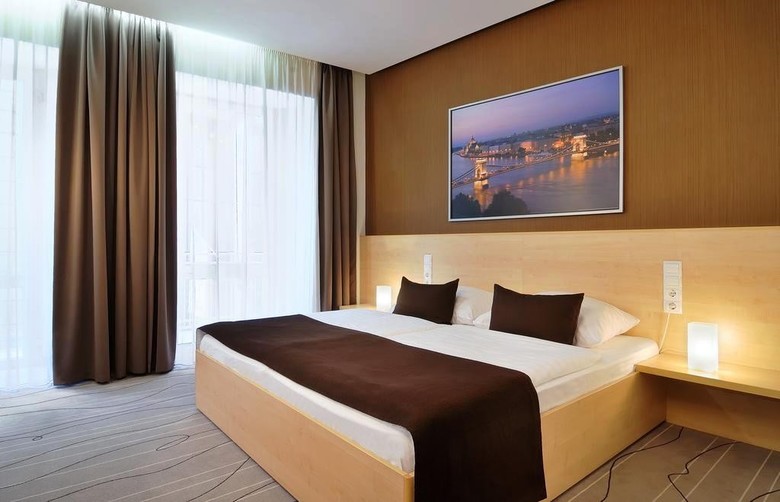 Promenade City Hotel