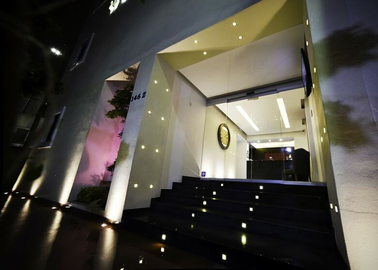 Six Hotel