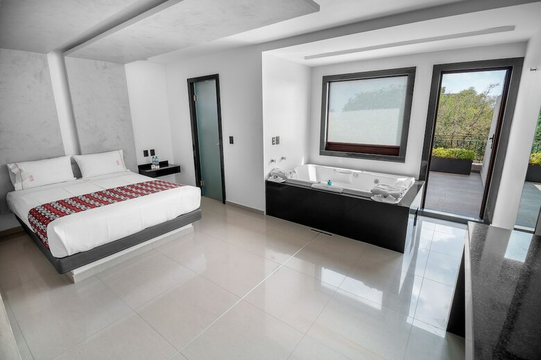 Six Hotel