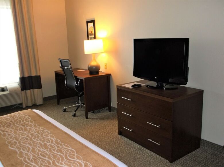Hotel Comfort Inn & Suites (.)