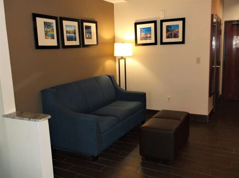 Hotel Comfort Inn & Suites (.)
