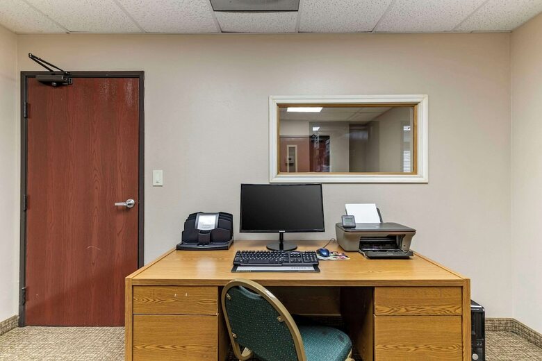 Hotel Comfort Inn & Suites (.)