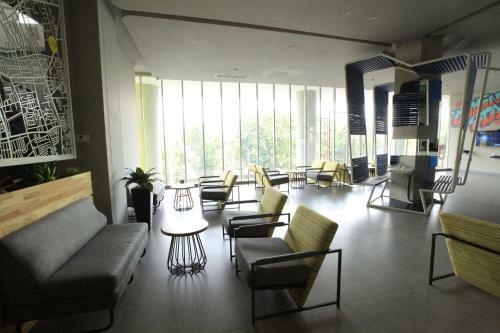Yello Hotel Jemursari