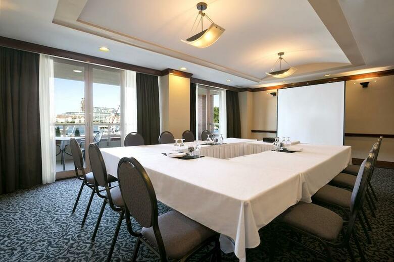 Coast Victoria Harbourside Hotel & Marina