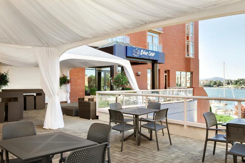 Coast Victoria Harbourside Hotel & Marina