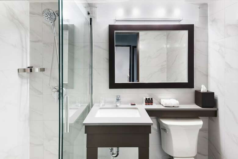 Embassy Hotel & Suites Ottawa