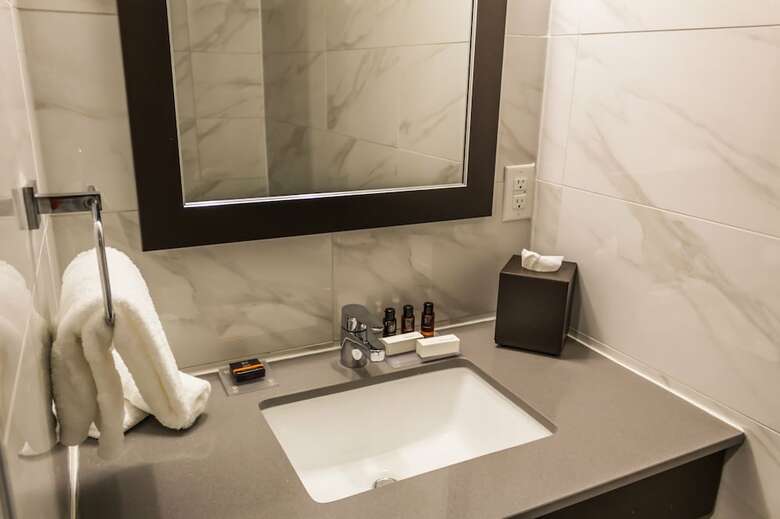 Embassy Hotel & Suites Ottawa