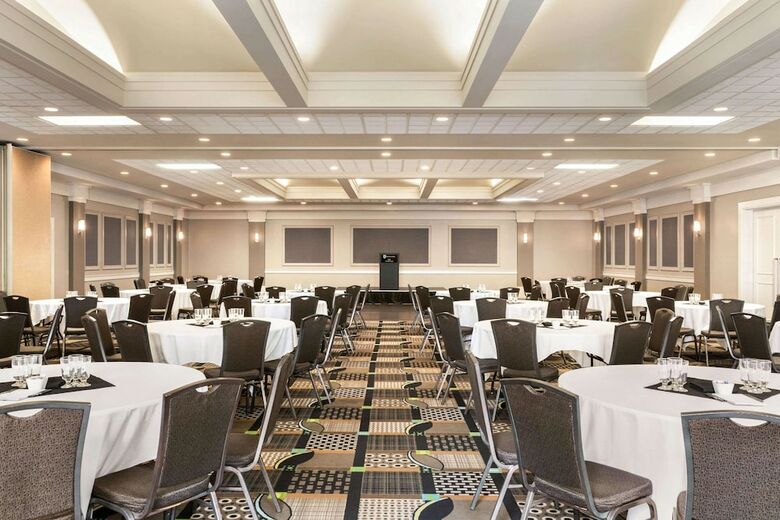 Hotel Executive Royal Inn North Calgary