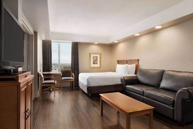 Hotel Executive Royal Inn North Calgary