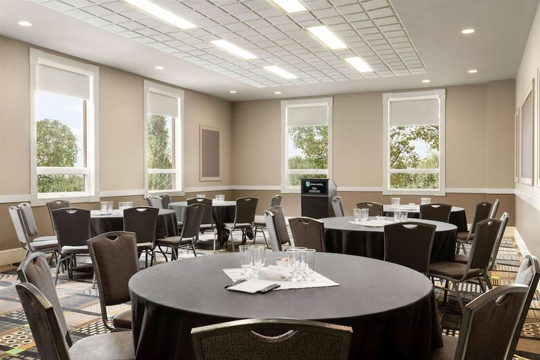 Hotel Executive Royal Inn North Calgary