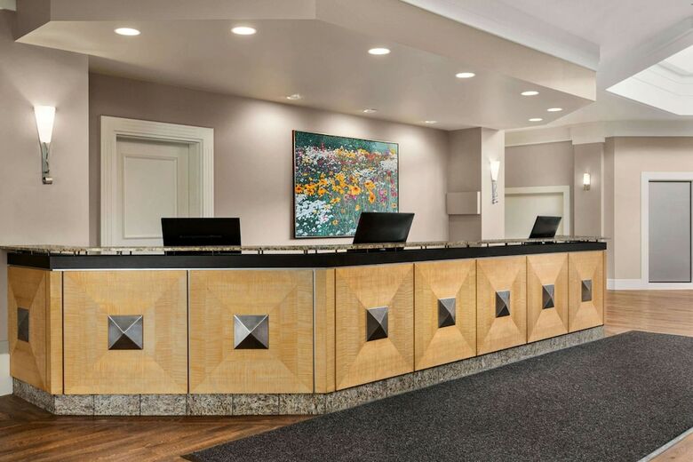 Hotel Executive Royal Inn North Calgary