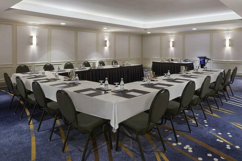 Hotel Doubletree By Hilton Toronto Airport