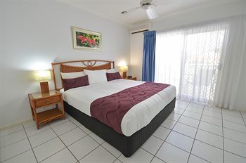 Hotel Beachfront On Trinity Beach Apartments