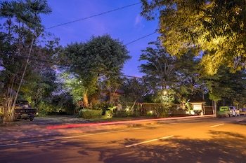 Hotel Ananda Cottages