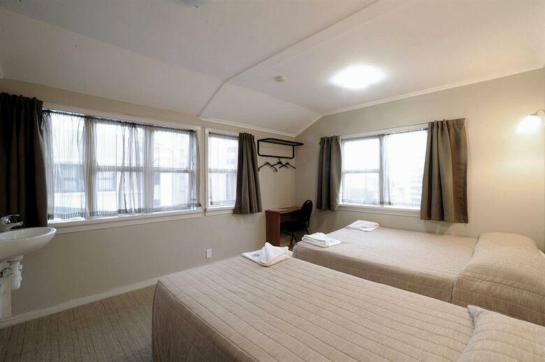 Hotel Kiwi International