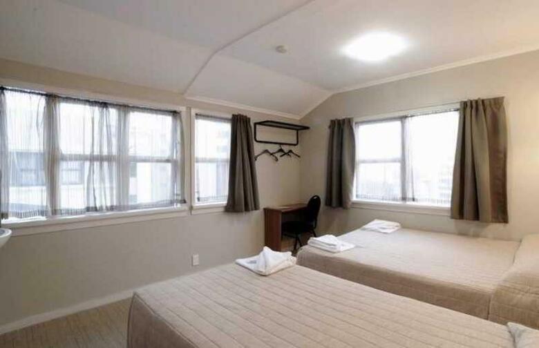 Hotel Kiwi International