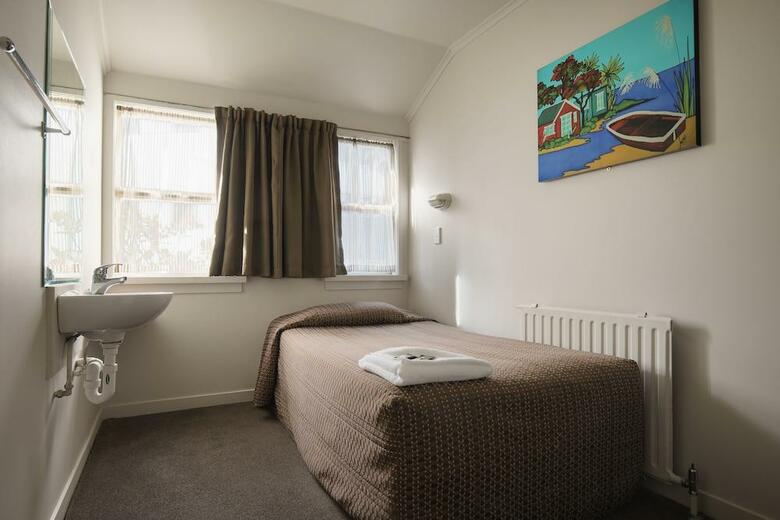 Hotel Kiwi International