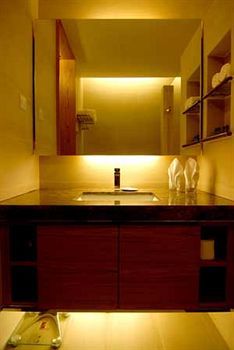 Hotel New World Suites