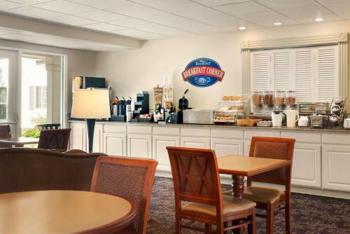Hotel Cresthill Suites Wichita