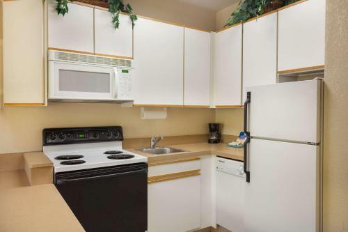 Hotel Cresthill Suites Wichita