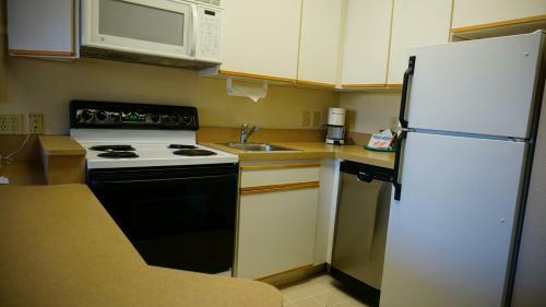Hotel Cresthill Suites Wichita
