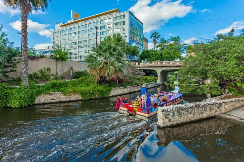 El Tropicano Riverwalk Hotel