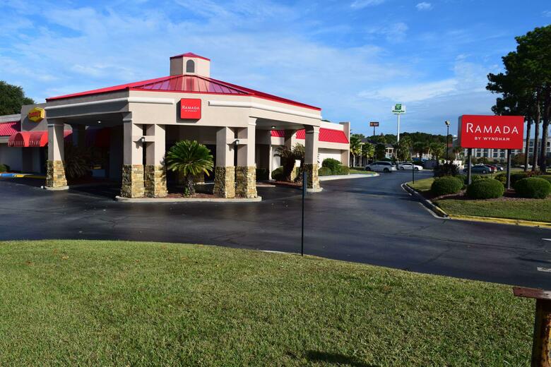 Hotel Ramada By Wyndham Savannah Gateway