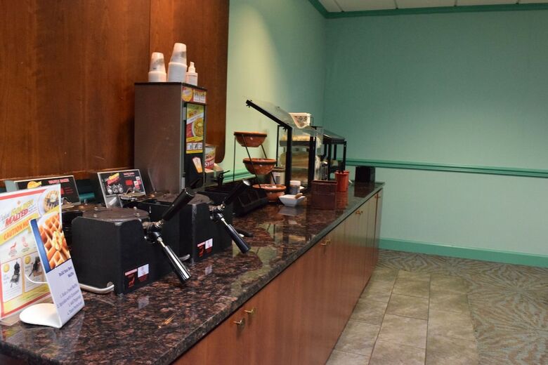 Hotel Ramada By Wyndham Savannah Gateway