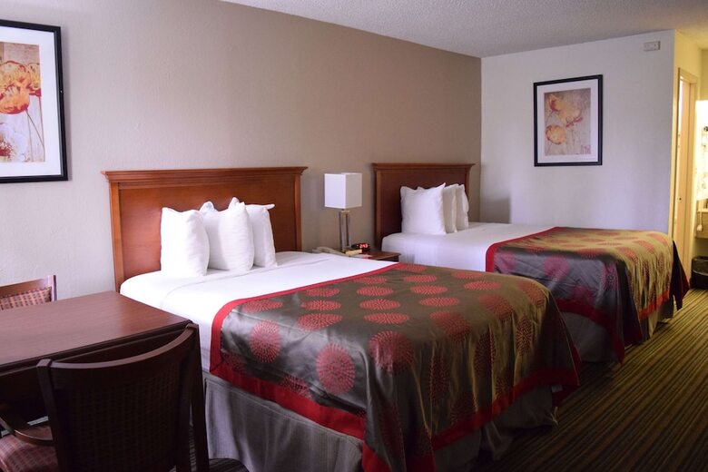 Hotel Ramada By Wyndham Savannah Gateway