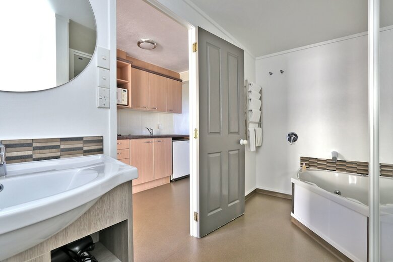 Edgewater Motor Lodge