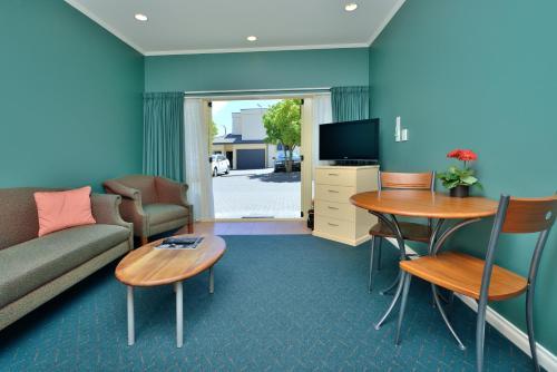 Shoreline Motel
