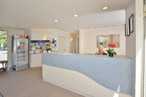 Shoreline Motel