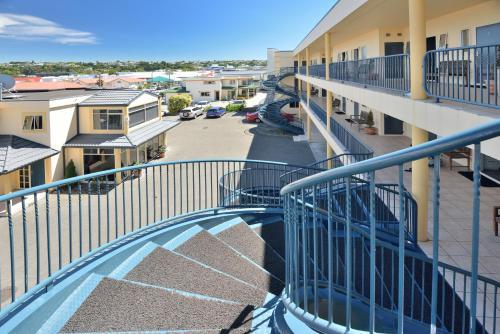 Shoreline Motel