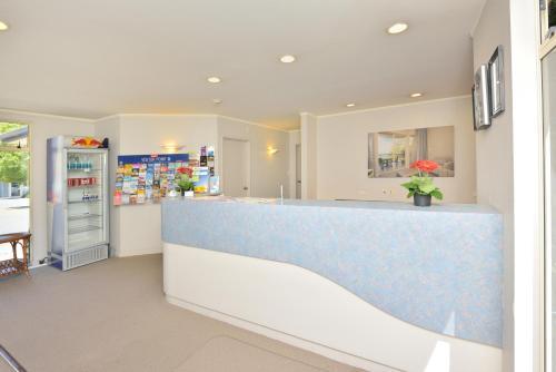 Shoreline Motel