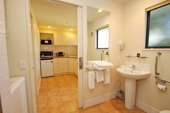Delorenzo's Studio Apartments