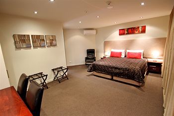 Delorenzo's Studio Apartments