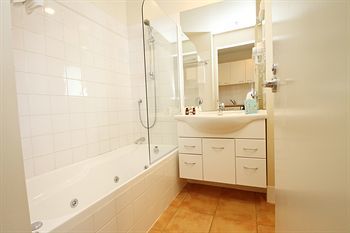 Delorenzo's Studio Apartments