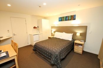 Delorenzo's Studio Apartments