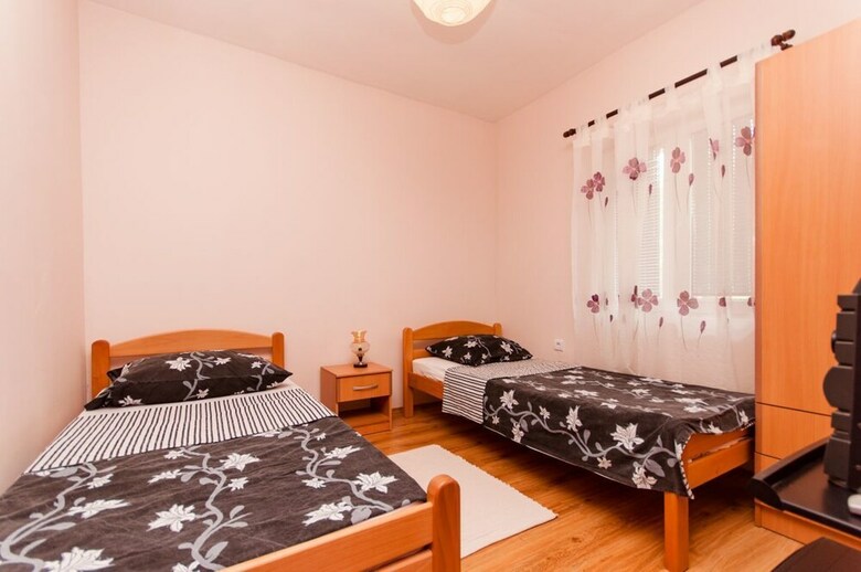 Apartments Mladen