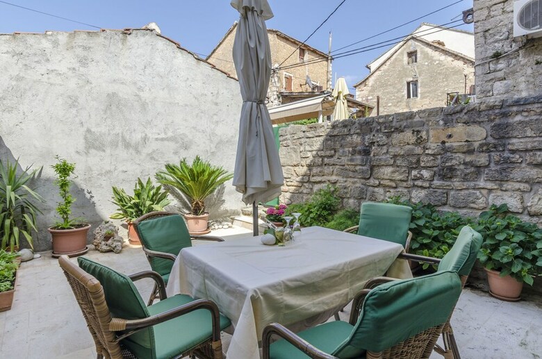 Apartments And Room Lucijo