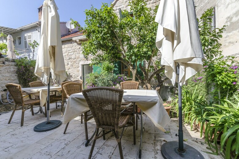 Apartments And Room Lucijo