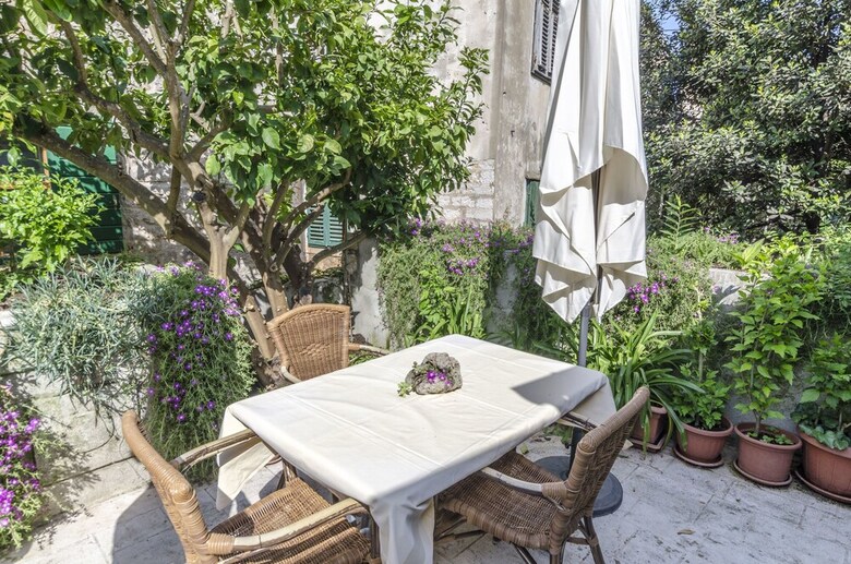 Apartments And Room Lucijo