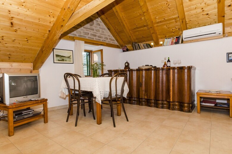 Apartments And Room Lucijo