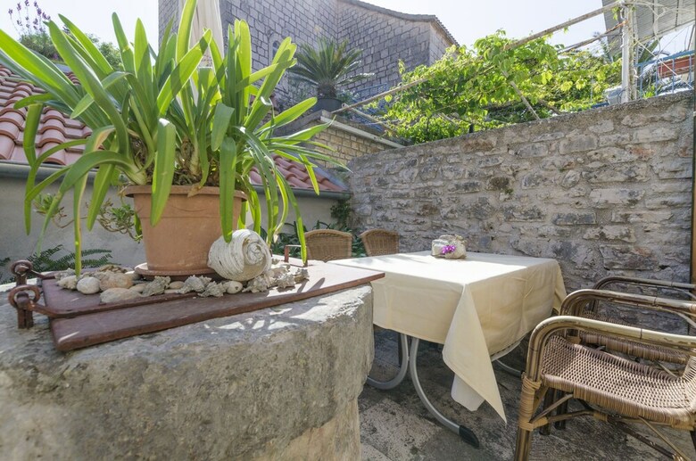 Apartments And Room Lucijo