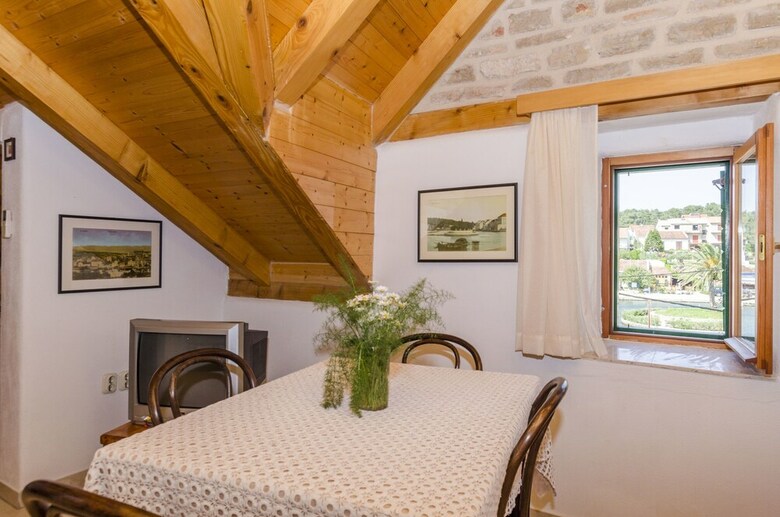 Apartments And Room Lucijo