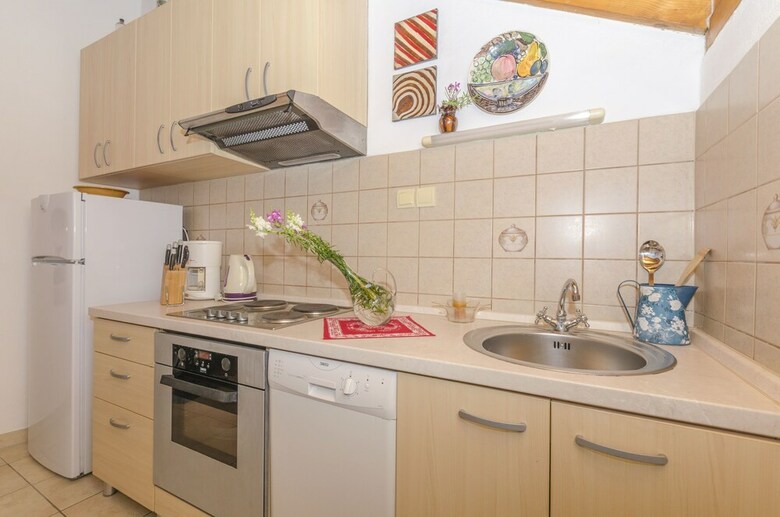 Apartments And Room Lucijo