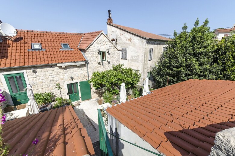Apartments And Room Lucijo
