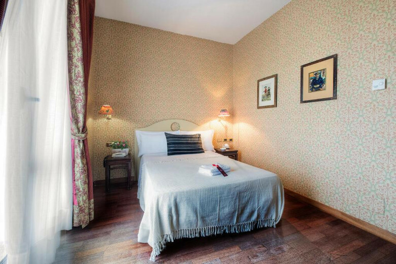 Hotel Colony