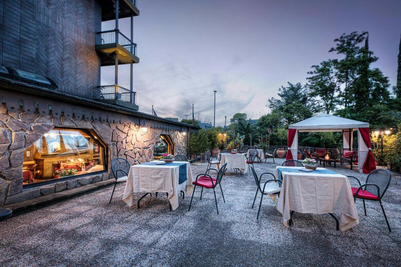 Hotel Colony