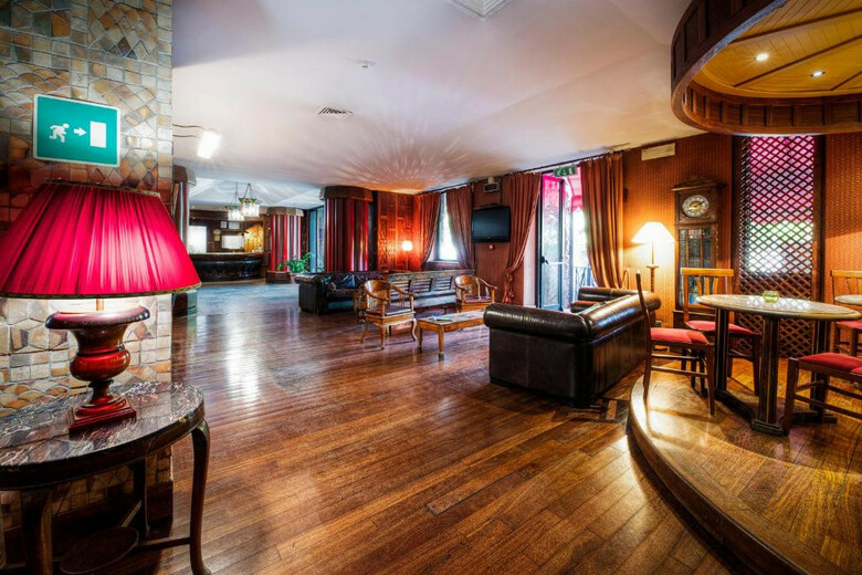 Hotel Colony